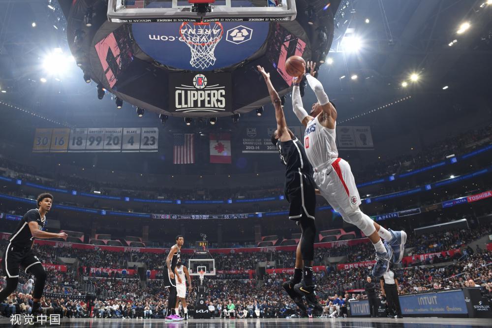 记者：申花今日足协杯主场将会免费发放印有吉祥物的扇子.