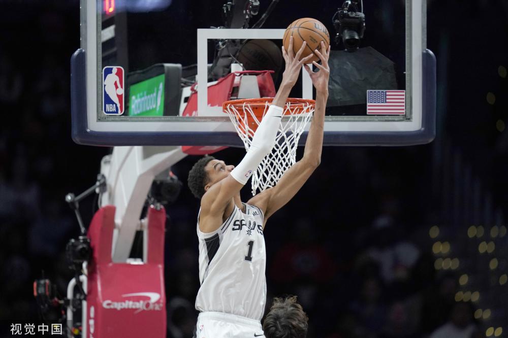 荡气回肠!国际足联晒新月4-3曼城海报:一场载入史册的对决.